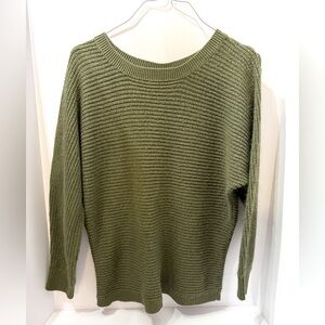 Beautiful Venus button back sweater
